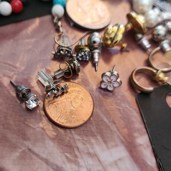 18 Pairs of Fashion Earrings Variety Colors & Shapes Daisy, Stars, Hearts, Pearl - Picture 3 of 11